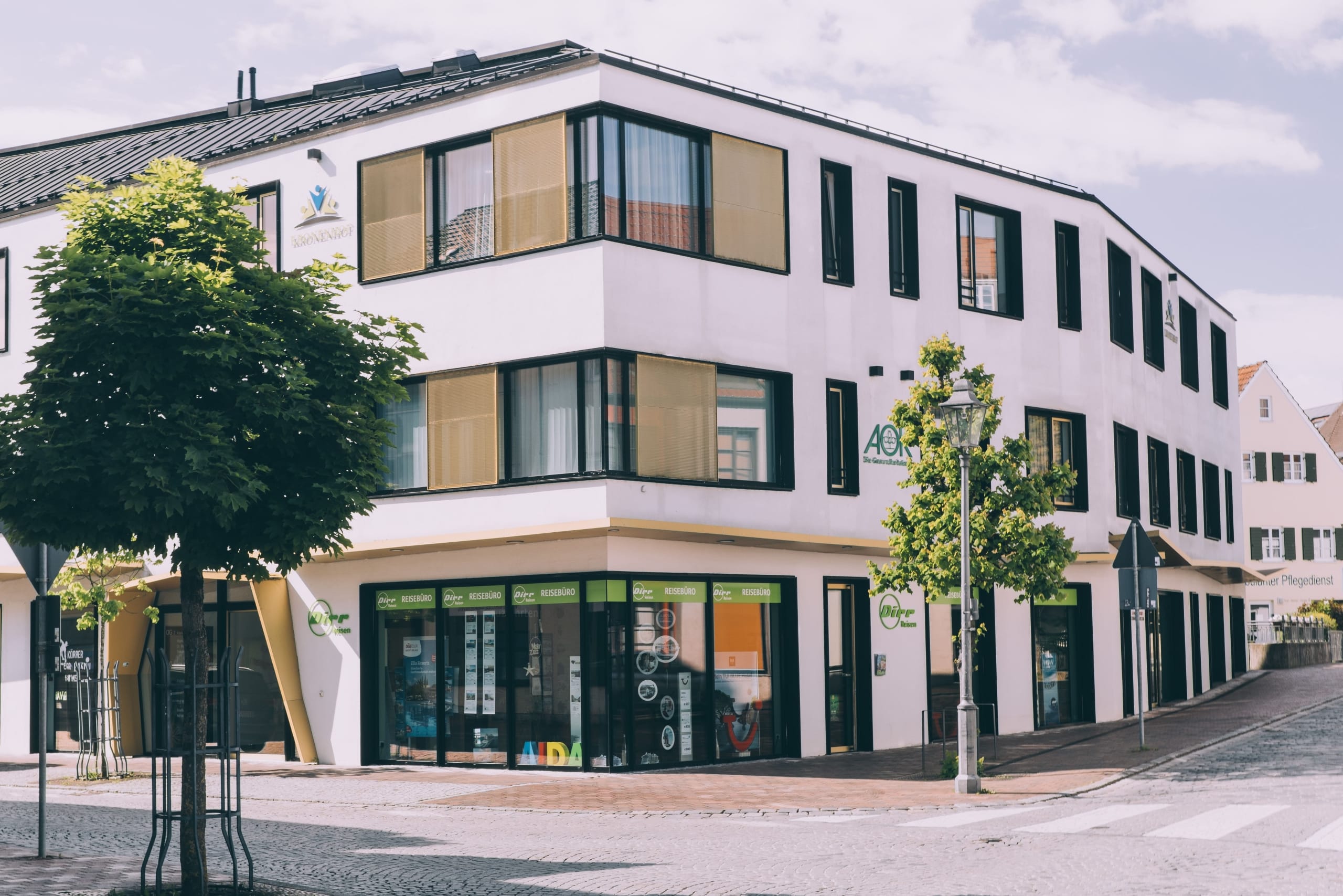 Außenansicht eines stationären Reisebüros