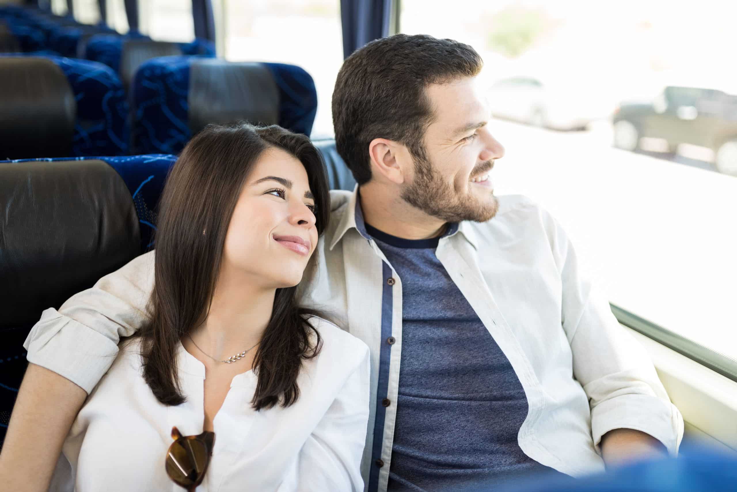 Glückliches Ehepaar genießt den Blick aus dem Fenster auf ihrer Busreise